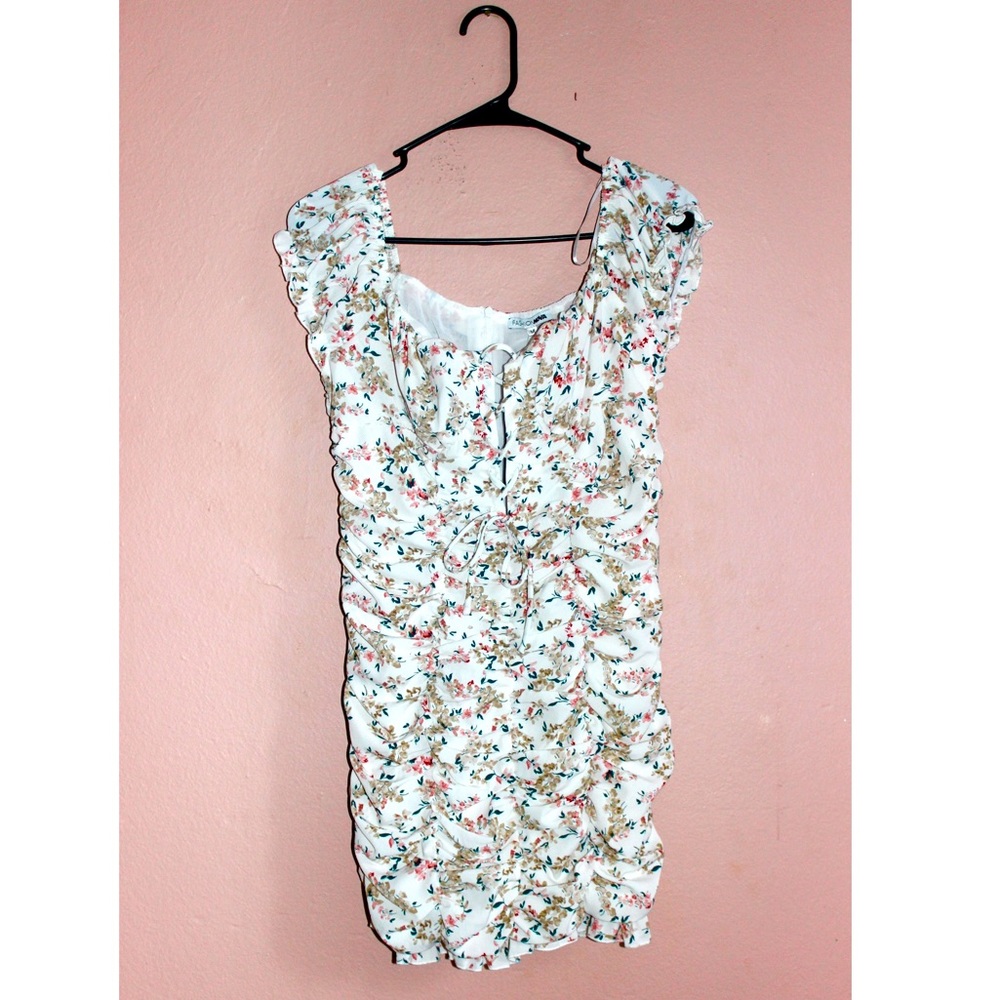 Ruched Floral off the shoulder Mini Dress w/ Criss Cross tie. Size M